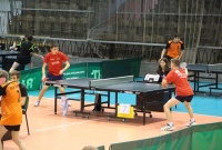 Zbliżenie na mecz dwóch zawodników w tenisa stołowego
