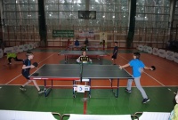Chłopcy grają w tenisa stołowego podczas turnieju